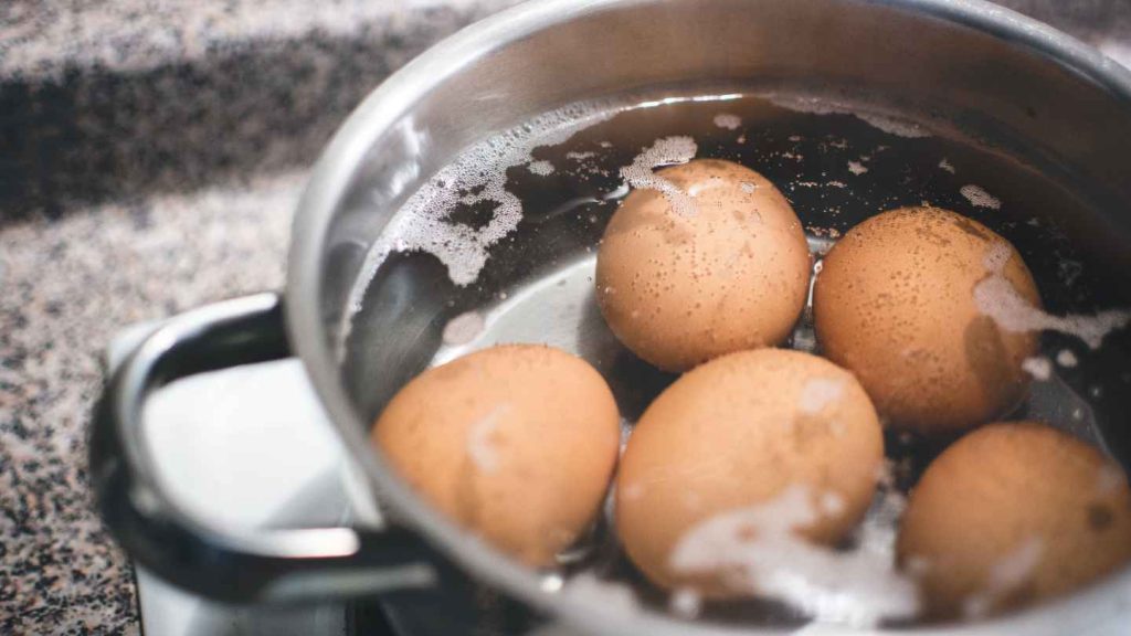 Do hard-boiled eggs need to be refrigerated - boiling in pot